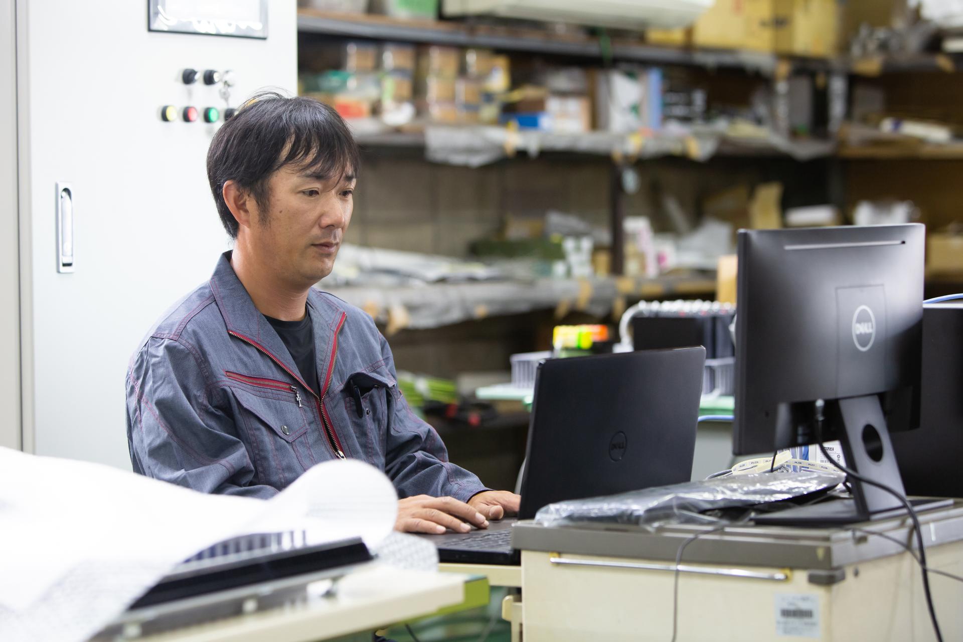 事務業務をしている従業員の画像